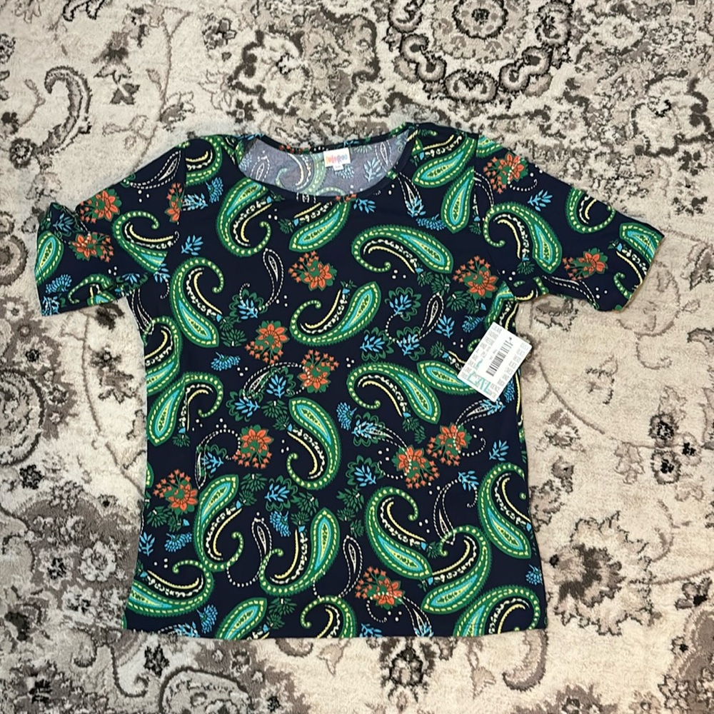 Selling Lula roe shirt.